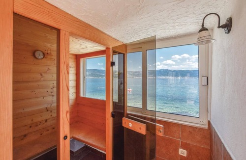 Slatine House | Nice home in Slatine with sauna