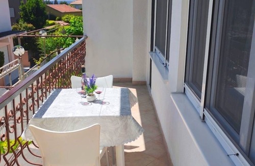 Kastel Gomilica Apartment | One bedroom apartment with balcony and sea view Kaštel Gomilica, Kaštela (A-22370-a)
