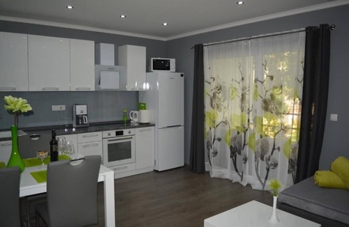Kastel Gomilica Apartment | One bedroom apartment with terrace Kaštel Gomilica, Kaštela (A-22714-a)