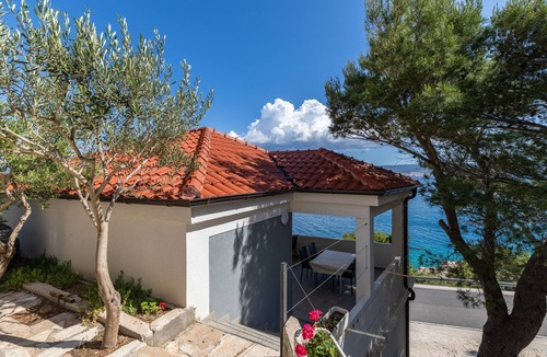 Ruskamen Apartment | One bedroom apartment with balcony and sea view Lokva Rogoznica, Omiš (A-23105-a)
