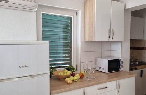Ruskamen Apartment | One bedroom apartment with balcony and sea view Lokva Rogoznica, Omiš (A-25499-c)