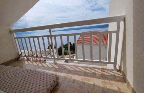 Ruskamen Apartment | One bedroom apartment with balcony and sea view Lokva Rogoznica, Omiš (A-25499-d)