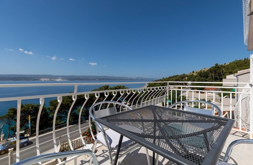 Lokva Rogoznica Apartment | One bedroom apartment with balcony and sea view Lokva Rogoznica, Omiš (A-2973-e)