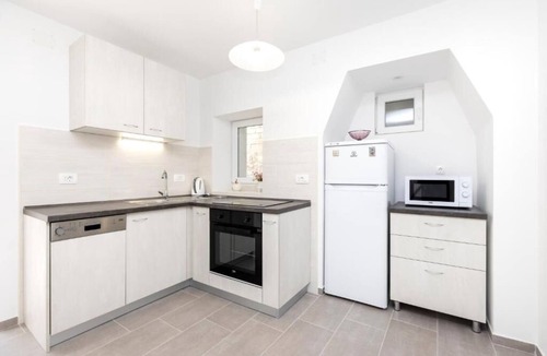Veli Losinj Apartment | One bedroom apartment with terrace Veli Lošinj, Lošinj (A-24542-a)