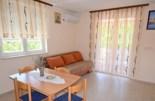 Cizici Apartment | One bedroom apartment with terrace Čižići, Krk (A-20360-a)
