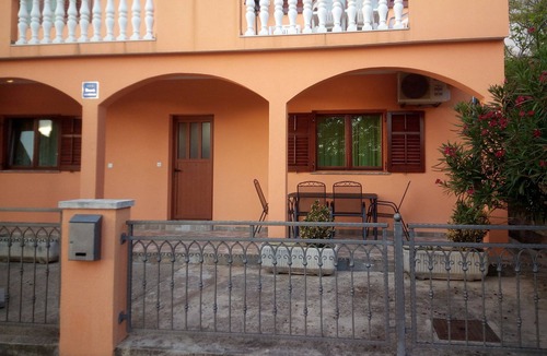 Rovanjska Apartment | One bedroom apartment with terrace and sea view Rovanjska, Paklenica (A-24348-a)