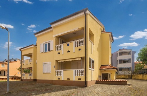 Malinska Apartment | One bedroom apartment with terrace Malinska, Krk (A-19300-a)