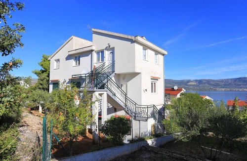 Municipality of Trogir Apartment | One bedroom apartment with terrace and sea view Slatine, Čiovo (A-9433-e)