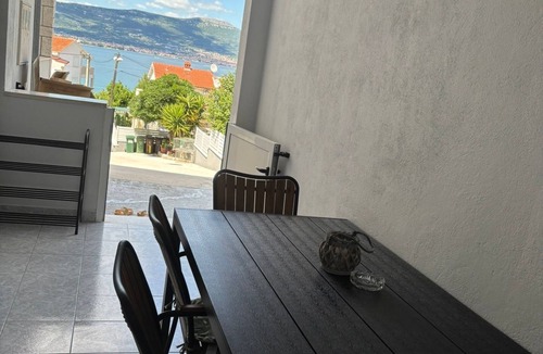 Municipality of Trogir Apartment | One bedroom apartment with terrace and sea view Slatine, Čiovo (A-9433-e)