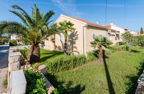 Supetar Apartment | One bedroom apartment with terrace Supetar, Brač (A-16294-c)