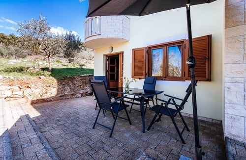 Iz Apartment | One bedroom apartment with terrace Veli Iž, Iž (A-25533-a)