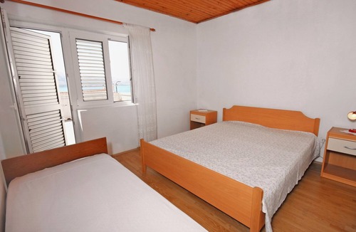 Metajna Apartment | One bedroom apartment near beach Metajna, Pag (A-6351-b)