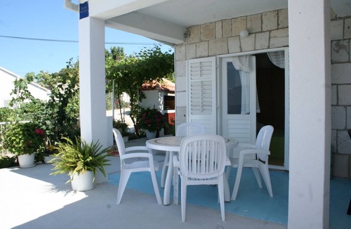 Sucuraj Apartment | One bedroom apartment near beach Sućuraj, Hvar (A-195-a)