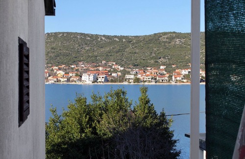 Vinisce Apartment | One bedroom apartment near beach Vinišće, Trogir (A-5982-b)
