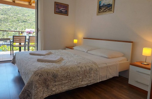 Pokrivenik Apartment | One bedroom apartment near beach Cove Zarace (Gdinj), Hvar (A-25037-c)