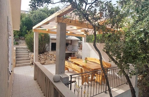 Milna Apartment | One bedroom apartment near beach Milna (Vis) (A-8917-a)