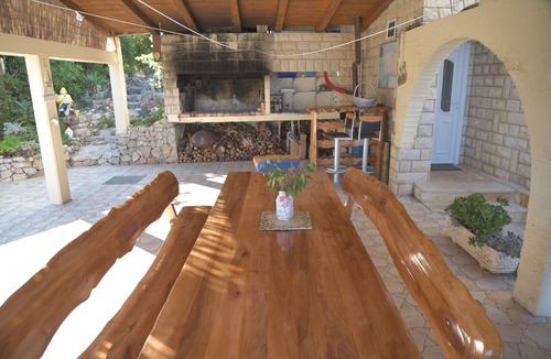 Milna Apartment | One bedroom apartment near beach Milna, Vis (A-8917-c)