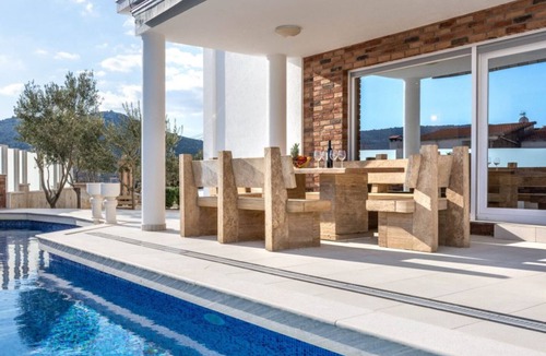 Pomena Apartment | One-Bedroom Apartment with Balcony and Sea View -Relax