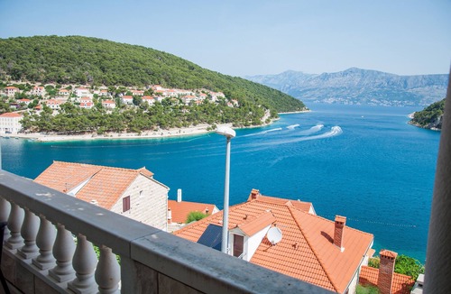 Pucisca Apartment | One bedroom apartment with balcony and sea view Pučišća, Brač (A-5625-a)