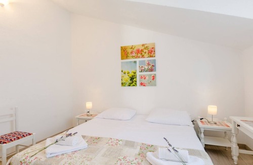 Sutivan Apartment | One bedroom apartment with terrace Sutivan, Brač (A-2842-a)