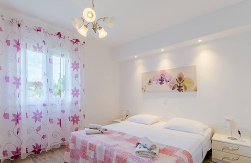 Sutivan Apartment | One bedroom apartment with terrace Sutivan, Brač (A-2842-f)
