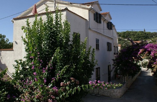 Sutivan Apartment | One bedroom apartment with terrace Sutivan, Brač (A-2842-f)