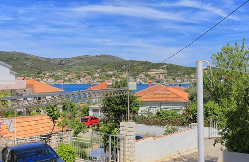 Vinisce Apartment | One bedroom apartment with terrace and sea view Vinišće, Trogir (A-11029-c)