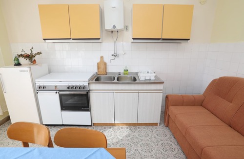 Vinisce Apartment | One bedroom apartment with balcony and sea view Vinišće, Trogir (A-1165-b)