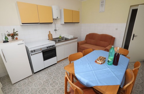 Vinisce Apartment | One bedroom apartment with balcony and sea view Vinišće, Trogir (A-1165-b)