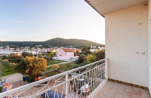 Vinisce Apartment | One bedroom apartment with balcony and sea view Vinišće, Trogir (A-1165-d)