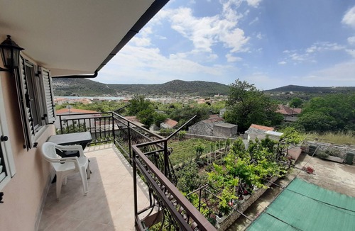 Vinisce Apartment | One bedroom apartment with balcony and sea view Vinišće, Trogir (A-6117-b)