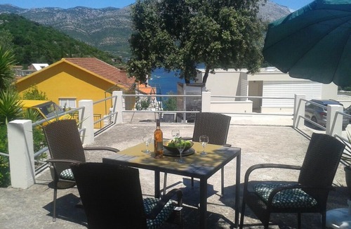Zrnovo Apartment | One bedroom apartment with terrace and sea view Žrnovska Banja, Korčula (A-11510-a)