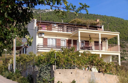 Komiza Apartment | One bedroom apartment with balcony and sea view Komiža, Vis (A-8844-b)