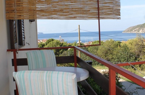 Komiza Apartment | One bedroom apartment with balcony and sea view Komiža, Vis (A-8844-b)