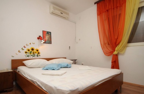 Komiza Apartment | One bedroom apartment with terrace Komiža, Vis (A-8926-b)