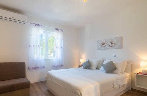 Ivan Dolac Apartment | One bedroom apartment with terrace and sea view Ivan Dolac, Hvar (A-15784-e)