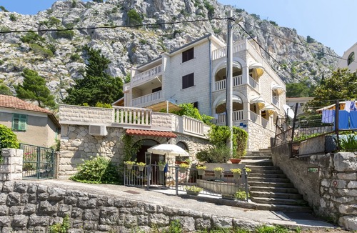 Omis Apartment | One bedroom apartment with terrace and sea view Omiš (A-20787-e)