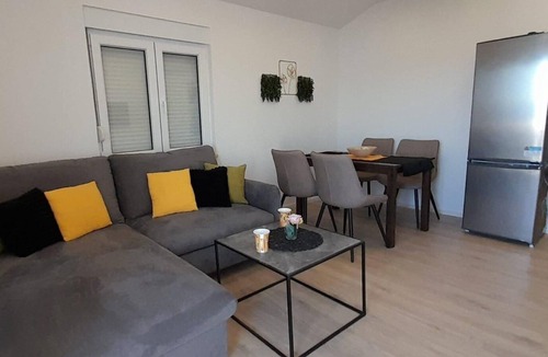 Duce Apartment | One bedroom apartment with balcony and sea view Duće, Omiš (A-23509-b)