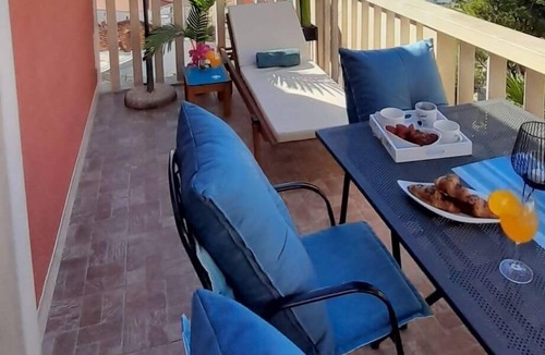 Duce Apartment | One bedroom apartment with balcony and sea view Duće, Omiš (A-23509-b)