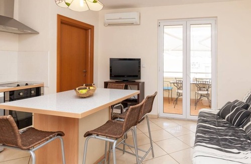 Bol Apartment | One bedroom apartment with balcony and sea view Bol, Brač (A-23375-a)