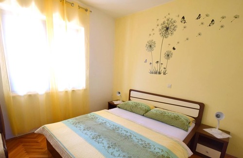 Kornic Apartment | One bedroom apartment with terrace Kornić, Krk (A-19400-b)