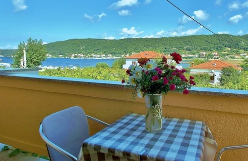 Supetarska Draga Apartment | One bedroom apartment with balcony and sea view Supetarska Draga - Donja, Rab (A-4954-c)