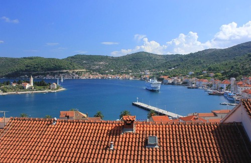 Cove Rogacic Apartment | One bedroom apartment with terrace and sea view Vis (A-8531-b)