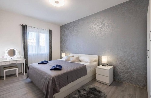 Kastel Kambelovac Apartment | One-Bedroom Apartment With Garden View