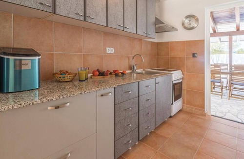 Zdrelac House | Only 100 meters from the sea is this charming vacation home with pool.