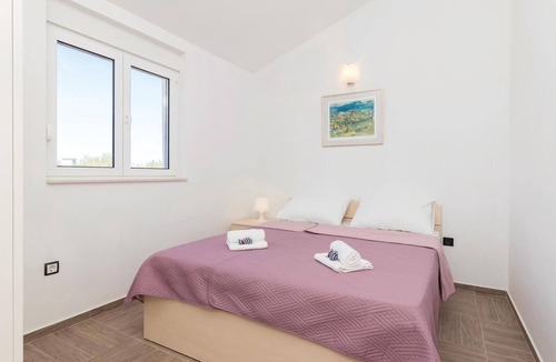 Zdrelac House | Only 100 meters from the sea is this charming vacation home with pool.