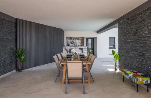 Mejasi House | Panorama Coastal Haven