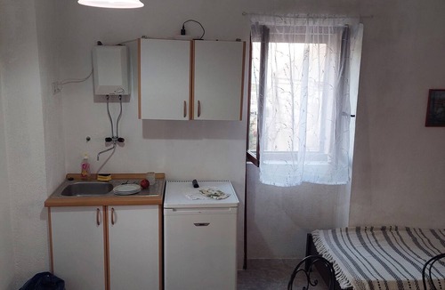 Zena Glava House | Peaceful Two Bedroom Stone House in the Heart of Vis Island