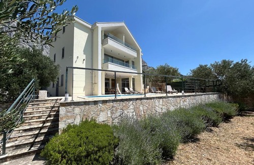 Bast House | Peaceful Villa in Bast - Pool, Sports Court, BBQ & Starlink