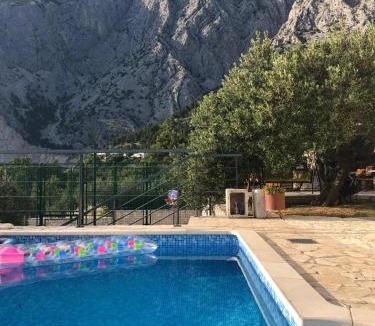 Bast House | Peaceful Villa in Bast - Pool, Sports Court, BBQ & Starlink